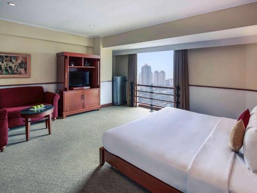 Postel nebo postele na pokoji v ubytování Mercure Jakarta Kota