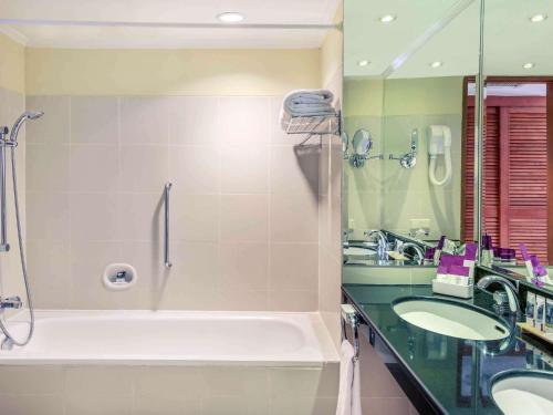 Ένα μπάνιο στο Mercure Jakarta Kota