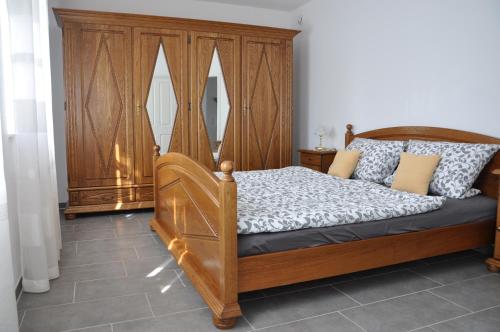 1 dormitorio con cama de madera en una habitación en Rureifel FEWO, en Nideggen