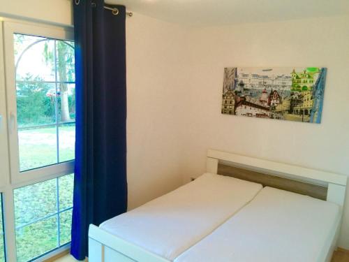małe łóżko w pokoju z oknem w obiekcie Symphonie-Villa am See - Musikerviertel w Konstancji