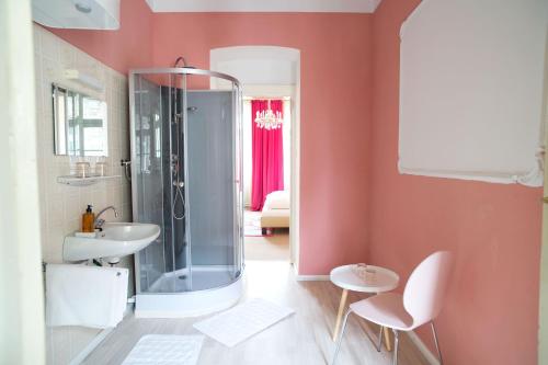 y baño con ducha y lavamanos. en Fink Low Budget Rooms en Viena