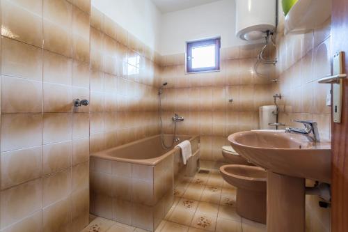 波爾的住宿－Apartmani Bezma，带浴缸、盥洗盆和卫生间的浴室