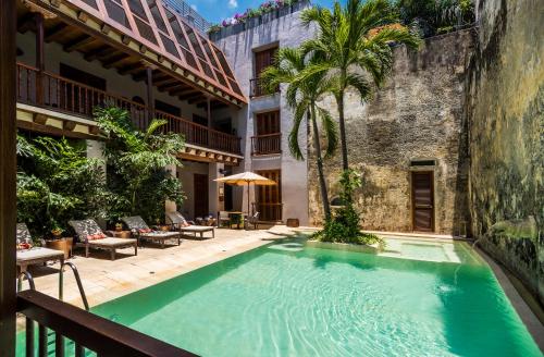 a swimming pool in the courtyard of a building at Ananda Hotel Boutique in Cartagena de Indias