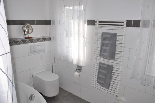 ニデッケンにあるRureifel FEWOの白いバスルーム(トイレ、シンク付)