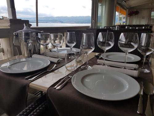 stół z talerzami i kieliszkami do wina w obiekcie Hotel Argentum w mieście Vrbnik