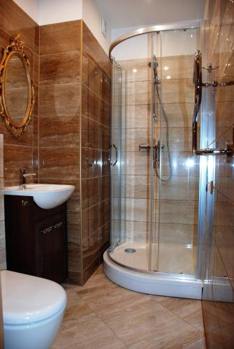 ヴェンツピルスにあるRomanceのシャワー、トイレ、洗面台を備えたバスルーム