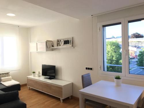 TV a/nebo společenská místnost v ubytování Lindux Apart Pamplona