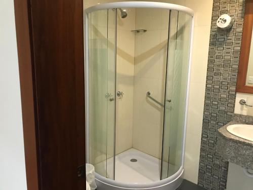 Bilik mandi di Hotel Savoy Inn