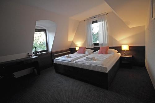 Tempat tidur dalam kamar di Penzion & Wellness Zoborska