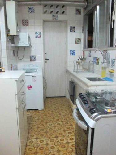 Kuchyň nebo kuchyňský kout v ubytování Apartamento Copacabana Mar