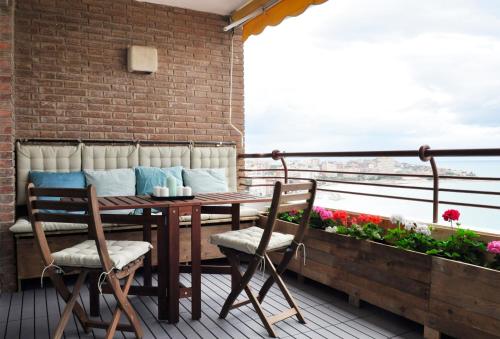 アリカンテにあるApartment Albufereta beachの景色を望むバルコニー(テーブル、椅子付)