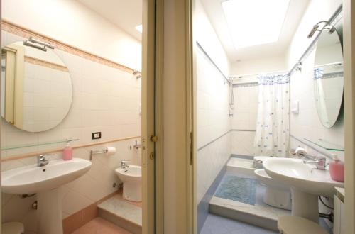 un bagno con due lavandini e un WC di Novecento a Trapani