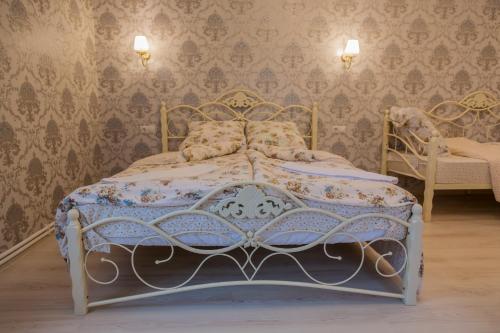 En eller flere senge i et værelse på Lubas Apartment Monastery View