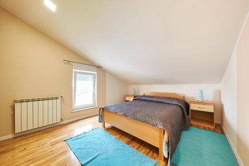 ein Schlafzimmer mit einem Bett und einem Fenster in der Unterkunft Alto Apartments in Umag