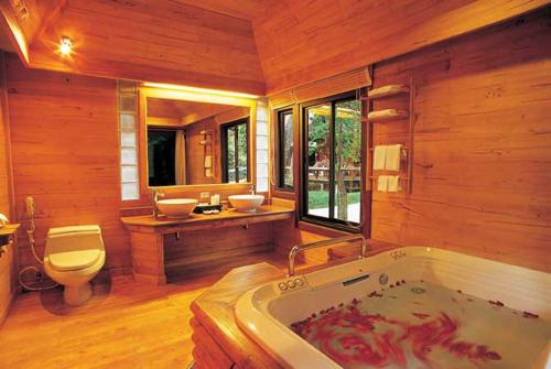 Ένα μπάνιο στο Sunset Park Resort And Spa - SHA Plus
