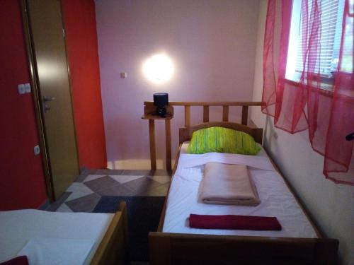 Ένα ή περισσότερα κρεβάτια σε δωμάτιο στο Studio apartman Hrast