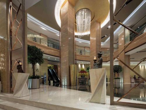 - un hall d'un centre commercial avec un lustre dans l'établissement Pullman Anshan Time Square, à Anshan