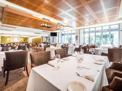 En restaurant eller et andet spisested på Ramada Hotel & Suites by Wyndham Cabramatta