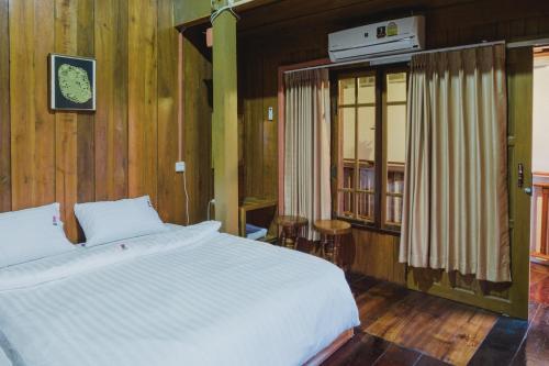 Tempat tidur dalam kamar di The history cafe' & guesthouse