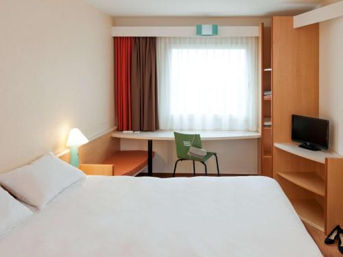 Llit o llits en una habitació de Ibis Gading Serpong