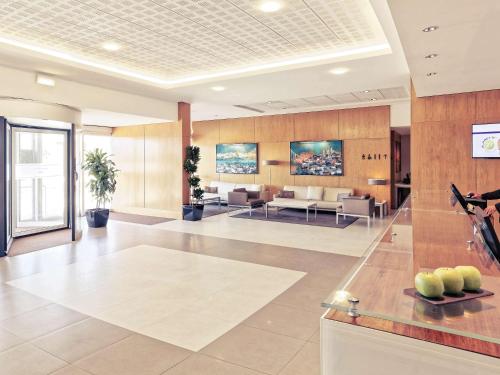 an office lobby with couches and a waiting room at Mercure Lisboa Almada in Almada