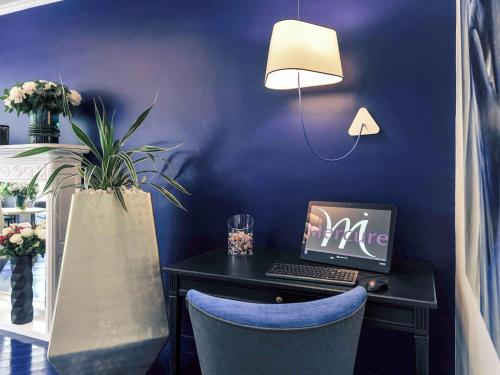 an office with a desk with a laptop computer on it at Mercure Paris Saint Cloud Hippodrome in Saint-Cloud