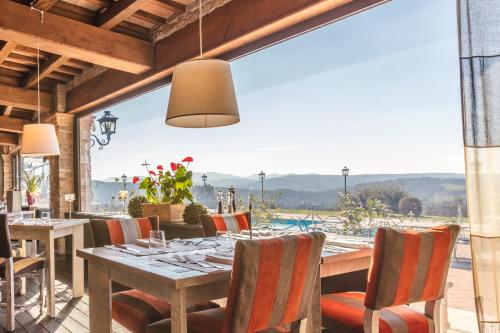 uma sala de jantar com uma mesa e cadeiras num pátio em Relais Todini em Todi