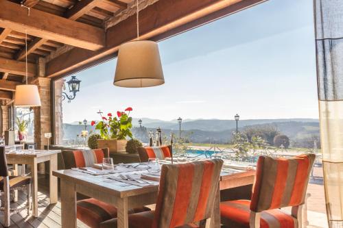 ein Esszimmer mit einem Tisch und Stühlen auf einer Terrasse in der Unterkunft Relais Todini in Todi