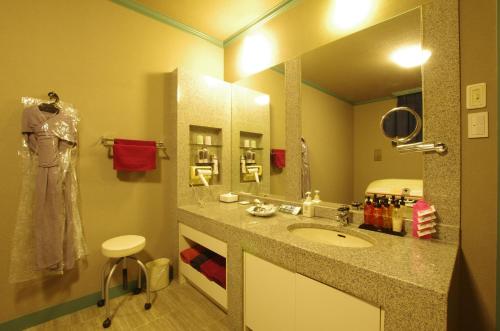 Ένα μπάνιο στο BlueHotel sju(:)pri:m (Adult Only)