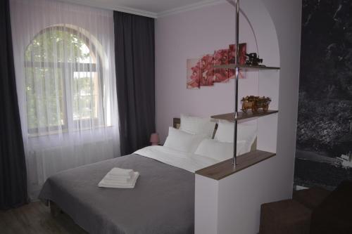 En eller flere senger på et rom på Apartment Vid na Krepost