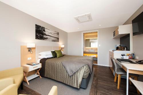 Μια τηλεόραση ή/και κέντρο ψυχαγωγίας στο Allure On Ocean Motel - Mollymook Beach