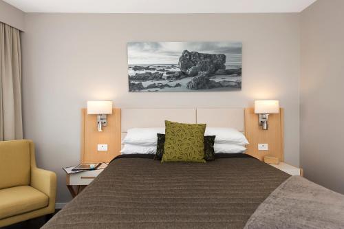 En eller flere senge i et værelse på Allure On Ocean Motel