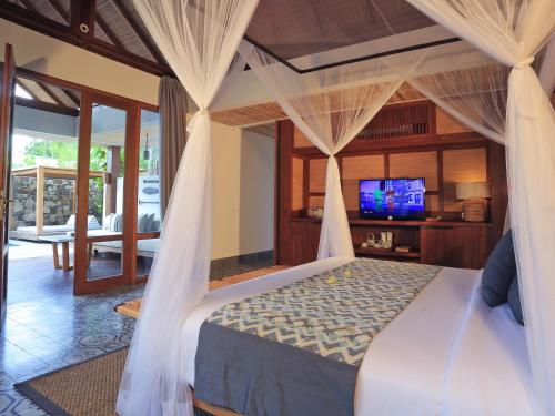 Ein Bett oder Betten in einem Zimmer der Unterkunft Jeeva Santai Villas