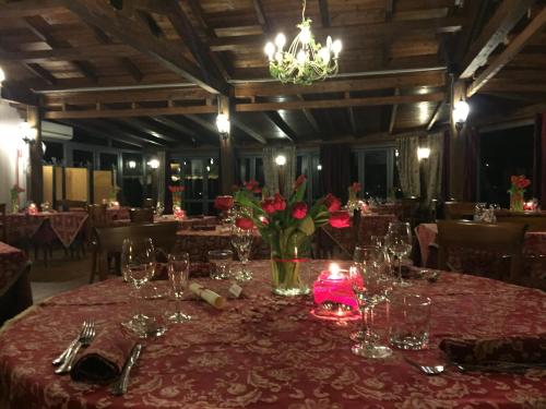 A restaurant or other place to eat at Tenuta Due Laghi