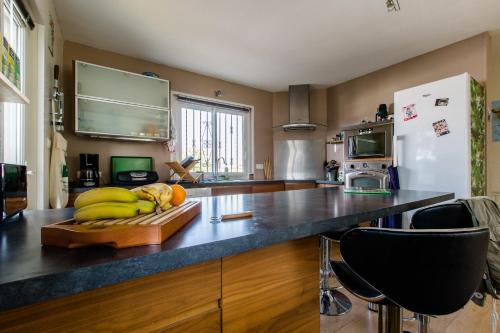 une cuisine avec un comptoir de bananes sur une planche à découper dans l'établissement Nami House, à Anglet