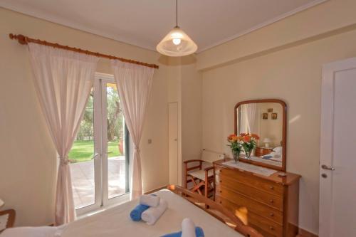 een slaapkamer met een bed en een spiegel bij Barbati Pietre Di Mare in Barbati