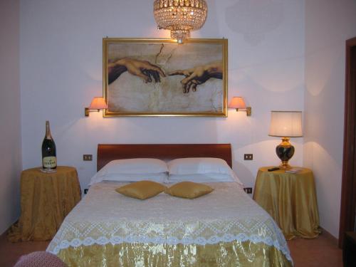 ローマにあるSuites Oliveri Viale Marconiのベッドルーム1室(壁に絵画が描かれたベッド1台付)