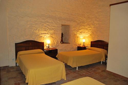 a hotel room with two beds and two lamps at Mas la Torre in Palau-Saverdera