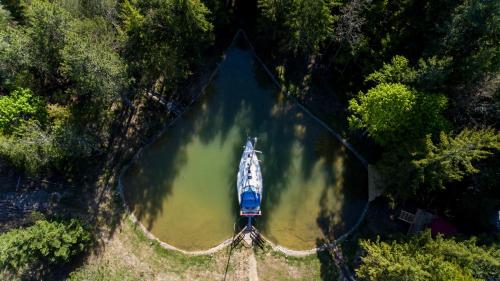 an overhead view of a boat in a lake at Domaine de la Font Vineuse & Spa in Saint-Pierre-dʼArgençon