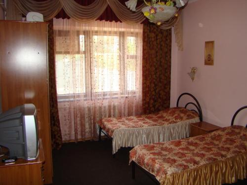 Un pat sau paturi într-o cameră la Отель ИРОН 1