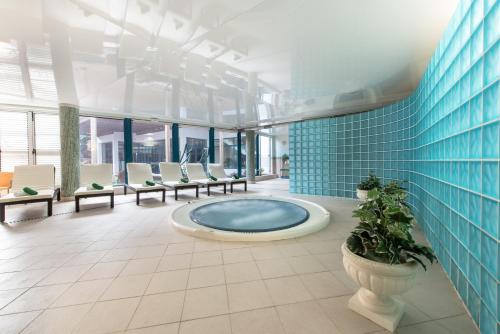 duży hol z wanną z hydromasażem w środku budynku w obiekcie Sun Grove Villas & Spa w mieście Playa Blanca