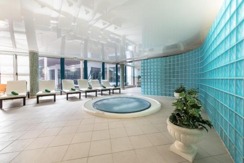 een grote lobby met een hot tub in het midden van een gebouw bij Sun Grove Villas & Spa in Playa Blanca