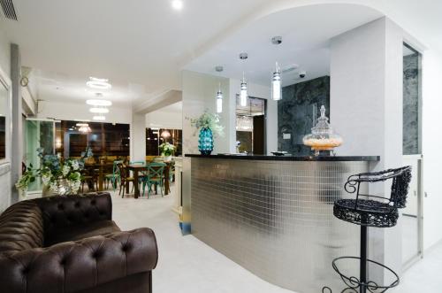 um átrio com um sofá de couro e um bar em Apartamentos Sofia em Benidorm