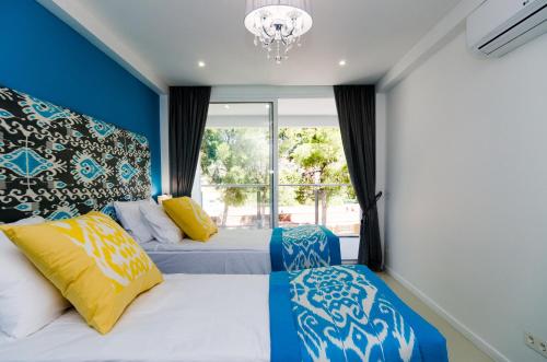 ein Schlafzimmer mit zwei Betten und einem Fenster in der Unterkunft Apartamentos Sofia in Benidorm