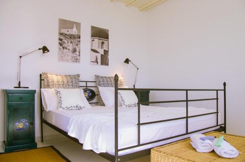 アノ・メラにあるRelaxing Mykonosのベッドルーム(金属製のベッド、白いシーツ付)