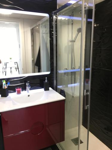 une salle de bain avec lavabo et douche dans l'établissement El Apartamento de Cristian, à Benidorm
