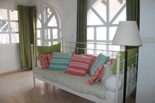ミハスにあるCasa Vidaの窓付きの部屋で、ベッド1台(枕付)