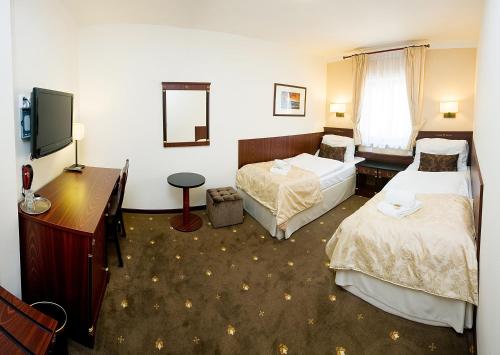 Katil atau katil-katil dalam bilik di Hotel & Apartments U Černého orla