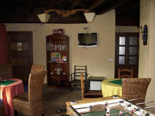 sala de estar con mesa de ping pong y sillas en Casa Alval, en Villacastín