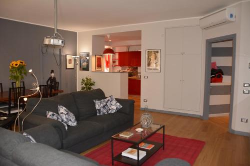 un soggiorno con un divano e un tavolo di Luci della città Palazzo San Matteo a Palermo